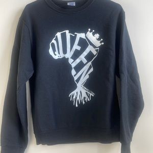 Queen crew neck all black everything